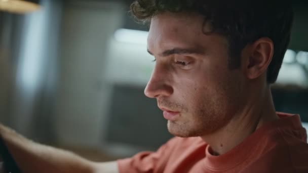 Karanlık Oturma Odasında Üzgün Mesajlar Okuyan Depresif Adam Yalnız Alkolik — Stok video