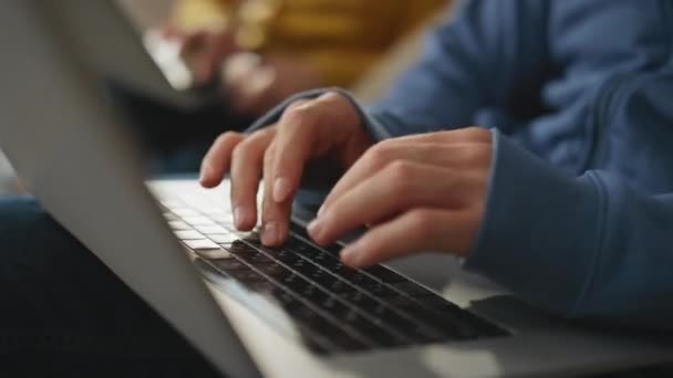 自由人手用键盘打字 膝上抱着笔记本电脑特写 一个身份不明的人正在使用计算机 在灯塔接电子邮件 两名匿名人士在居家公寓共同完成任务 — 图库视频影像