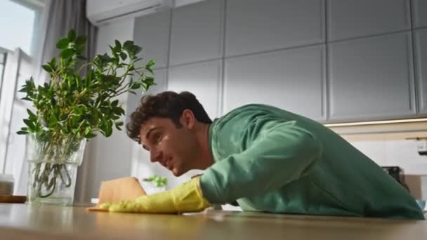 Homem Cuidadoso Polimento Mesa Cozinha Closeup Bonito Cara Positivo Luvas — Vídeo de Stock