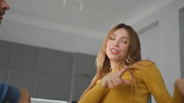 Closeup Menina Feliz Dançando Fim Semana Casa Positivo Casal Feliz — Vídeo de Stock