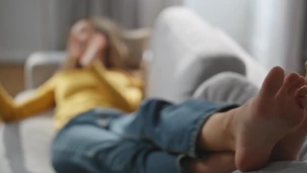 Senhora Amigável Acenando Mão Falando Smartphone Casa Mulher Relaxada Que — Vídeo de Stock