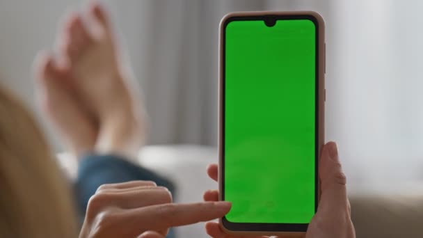 Mujer Dedo Deslizando Greenscreen Teléfono Móvil Que Pone Primer Plano — Vídeo de stock