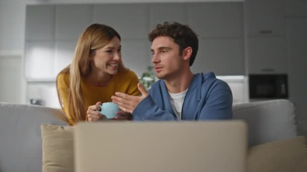 Çevrimiçi Çift Evde Sanal Bilgisayar Sohbeti Mutlu Eşler Gülücüklerle Konuşuyor — Stok video