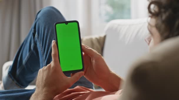 Przewijanie Smartfona Kluczem Chroma Użytkownika Przy Zbliżeniu Sofy Mężczyzna Ręce — Wideo stockowe