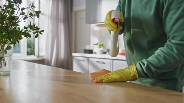 Mann Hände Spray Theke Wischen Küche Nahaufnahme Schöner Positiver Typ — Stockvideo