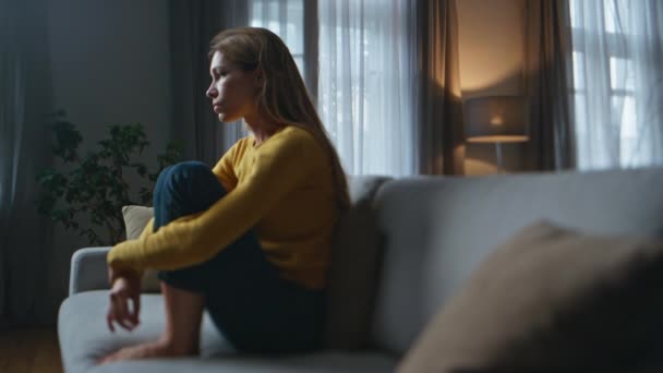 Deprimerad Kvinna Tänker Problem Hemma Kvällen Tråkig Orolig Dam Som — Stockvideo