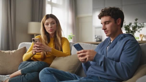 Dos Amantes Los Smartphones Mensajería Casa Fin Semana Hombre Tranquilo — Vídeo de stock