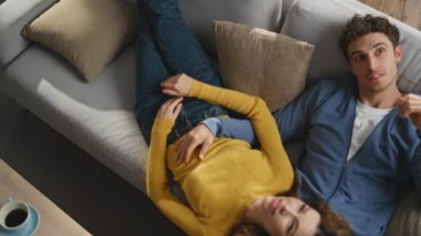 Romantik çift ev manzarası hakkında konuşuyor. Hafta sonu sabah mutlu, rahat bir eş, yalan söyleyen koca dizleri. Sevgili kadının kafasını okşayan aşık bir adam. Aşk eşleri daha parlak bir gelecek planlıyorlar. 