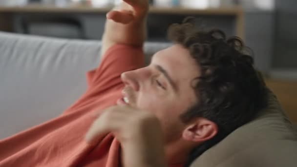 Joyful Morena Caindo Sofá Sentindo Relaxado Casa Closeup Homem Feliz — Vídeo de Stock