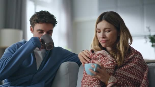 Οικιακό Ζευγάρι Πίνοντας Τσάι Αισθάνεται Κρύο Στο Σπίτι Closeup Όμορφος — Αρχείο Βίντεο