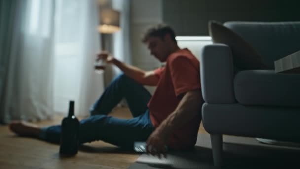 Homem Relaxado Bebendo Conhaque Interior Casa Noite Pessoa Alcoólica Solitária — Vídeo de Stock