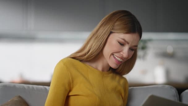 Щаслива Жінка Текстовий Комп Ютер Сірому Дивані Крупним Планом Усміхнена — стокове відео