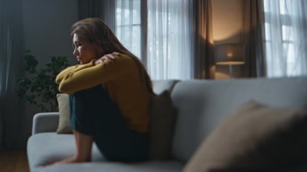 Chica Problemática Sintiéndose Mal Sentado Sofá Casa Noche Deprimida Mujer — Vídeos de Stock