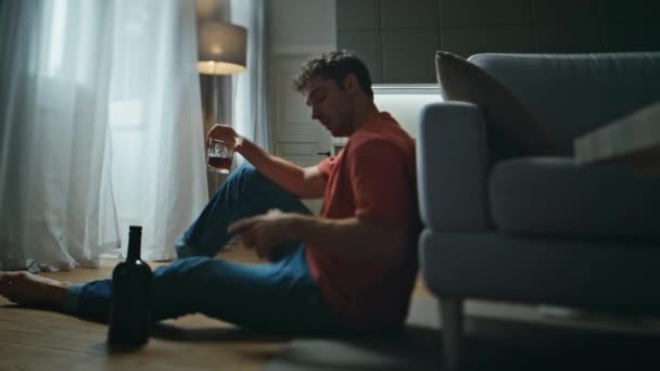 Hombre Adicto Alcohol Que Sufre Interior Vacío Noche Joven Triste — Vídeos de Stock