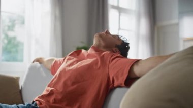 Koçun üzerine düşmekten yorgun düşen yorgun adam kendini çok yakın hissediyor. Uykucu serbest çalışan, oturma odasında işe geri dönen bir laptop açıyor. Yorgun, yakışıklı adam rahat evdeki bilgisayarı kullanarak kanepeye oturuyor.