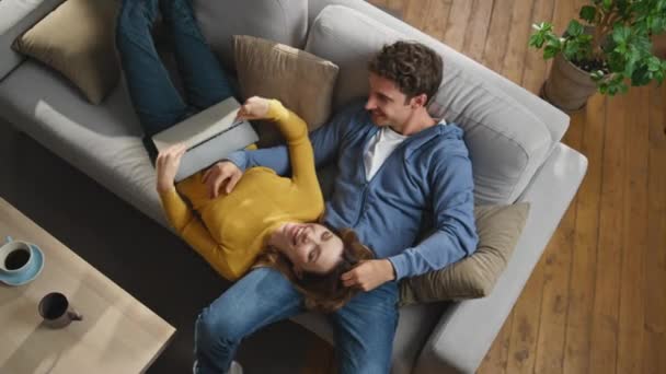 Pasangan Cinta Berbicara Pandangan Atas Rumah Happy Brunette Istri Berbaring — Stok Video