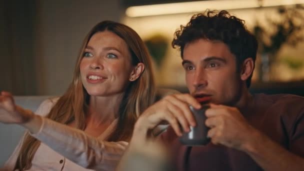 Érzelmes Pár Nézi Tévét Éjszaka Közvetlen Közelről Izgatott Feleség Férj — Stock videók