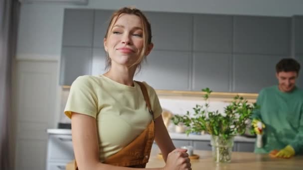 Sorrindo Dona Casa Limpeza Casa Closeup Jovem Satisfeita Tocando Cabelo — Vídeo de Stock