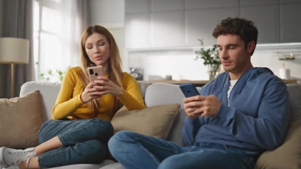 Feliz Recién Casados Chateando Teléfonos Inteligentes Fin Semana Doméstico Novio — Vídeos de Stock
