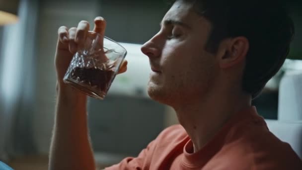 Uísque Alcoólico Solitário Bebendo Bourbon Casa Perto Deprimida Morena Coração — Vídeo de Stock