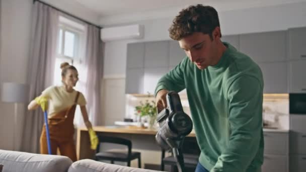 Junges Paar Bei Hausarbeit Und Hausarbeit Der Küche Putzfrau Räumt — Stockvideo