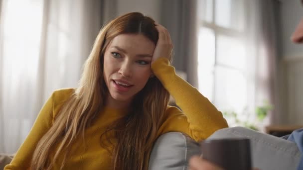 Nærbilde Overlykkelig Kvinne Snakker Følelsesmessig Kjølig Sofa Med Kjæresten Avslappede – stockvideo