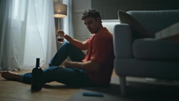 Ensam Alkoholhaltig Dricka Whisky Glas Ensam Mörkt Vardagsrum Deprimerad Ledsen — Stockvideo