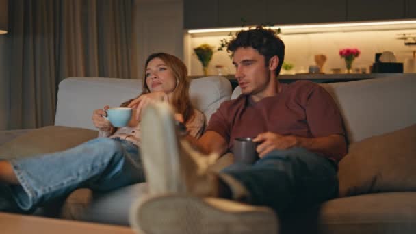 Kocası Rahat Bir Evde Televizyon Kanalını Değiştiriyor Mutlu Çift Geceyi — Stok video