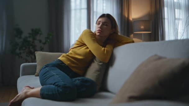 Femeia Patetică Simte Somnoroasă Canapea Sufragerie Doamna Tristă Nemotivată Uită — Videoclip de stoc
