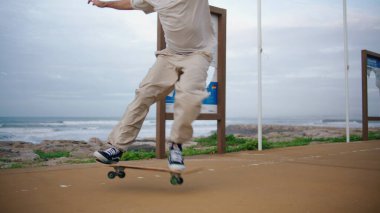 Aktif kaykaycı bacakları deniz kenarındaki yolda gidiyor. Okyanus kasvetli sahili ağır çekimde tanınmayan genç adam paten pistinde. Longboardcu adam kaykayla inanılmaz numaralar yapıyor. Gençlik hobisi