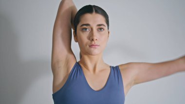 Beyaz Saray 'da tek başına çalışan odaklanmış kadın eğitimi. Güçlü, ciddi bir kız, evdeki duvarda elini uzatıyor. Haftasonu dairede dirsek teması yapan atlet kadın pilates antrenmanı yapıyor.