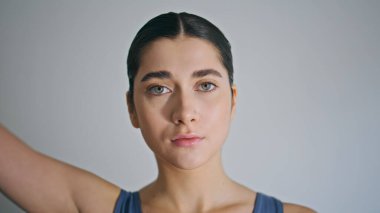 Sakin bir kadın evin içinde başını ısıtıyor. Odaklanmış sporcu kadın, evde tek başına yoga yaparak boynunu esnetiyor. Çekici bayan beyaz duvarda derin derin nefes alan sabah egzersizlerinden hoşlanıyor.