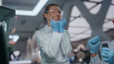 İki tıp araştırmacısı gülümseyerek laboratuvarda yenilikçi uyuşturucu keşfi yapıyor. Mutlu doktorlar bilimsel araştırmaların başarısını kutluyor. Başarılı bilim adamları laboratuvar icatlarından heyecan duyuyorlar.