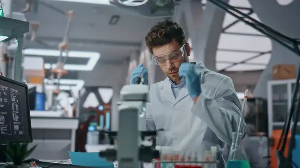 Naukowiec Umieszcza Okulary Ochronne Pracujące Próbkami Chemicznymi Laboratorium Biochemicznym Skupiony — Zdjęcie stockowe