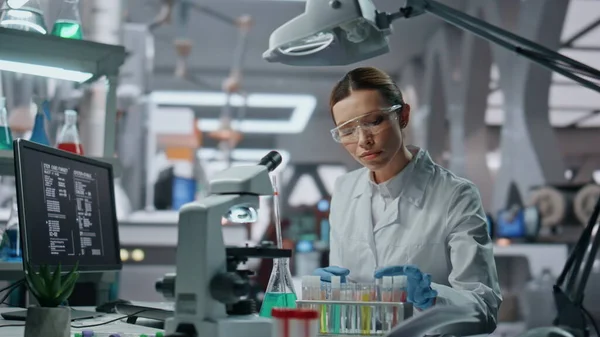 Specjalista Biochemii Sprawdza Próbki Zlewce Pracującej Laboratorium Innowacji Skupiona Kobieta — Zdjęcie stockowe