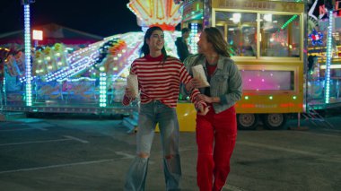 Aydınlanmış Ay Parkı 'nda en iyi arkadaşlar birlikte eğleniyor. Mutlu kızlar hafta sonları atıştırmalık şeyler bulundurur. Neşeli gençlerin sohbetleri renkli atlıkarıncalarda takılır. Eğlenceli eğlence konsepti