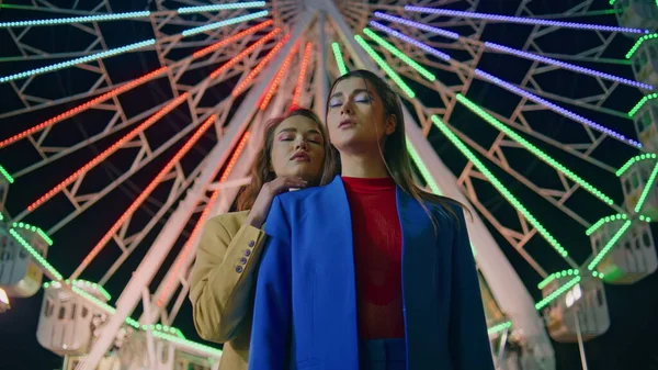 Mankenler gece vakti eğlence parkına poz veriyor. Dönme dolapta dinlenen güzel kızlar hafta sonları atlıkarınca aydınlatırlar. Muhteşem kız arkadaşlar Neon Funfair Caddesi 'nde kameraya bakar. Eğlence konsepti