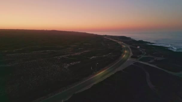 Kıyı Şeridi Görüntüsünde Nefes Kesici Pembe Günbatımı Gökyüzü Deniz Kıyısında — Stok video