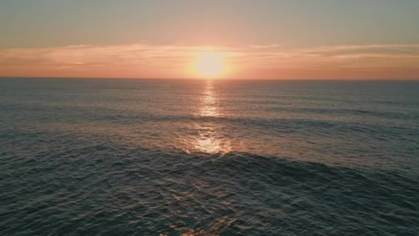 海水を眺める黄金の日の出 スーパースローモーションで夏の夕方に海の風景の海の腫れが裂ける写真 波に輝くオレンジサンドビーム サンセット 地平線 — ストック動画
