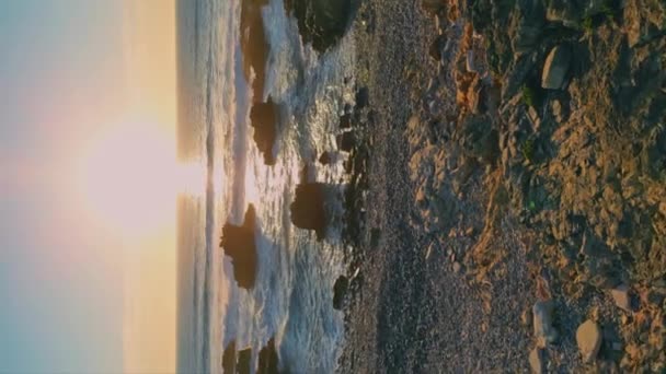 Atemberaubender Blick Auf Die Drohne Bei Sonnenuntergang Tolle Meereswellen Die — Stockvideo