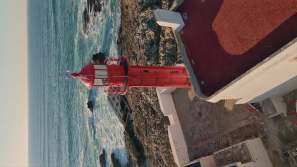 Faro Elevándose Costa Rocosa Soleada Vista Aérea Del Día Verano — Vídeo de stock