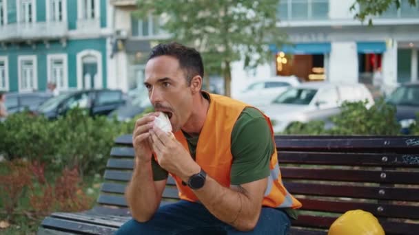 Χαλαρή Οικοδόμος Ξεκουράζεται Διάλειμμα Τρώει Μεσημεριανό Γεύμα Στο Δρόμο Closeup — Αρχείο Βίντεο