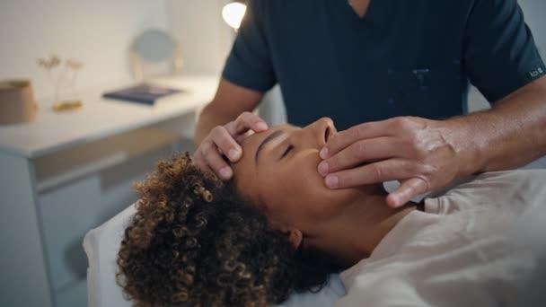 Kvinna Liggande Kiropraktisk Terapi Vårdcentral Närbild Läkaren Masserar Huvudet Avdelningen — Stockvideo