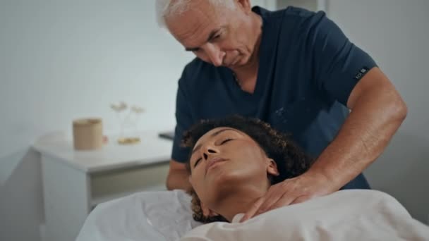 Medico Che Massaggi Manuali Clinica Primo Piano Afroamericano Ragazza Faccia — Video Stock