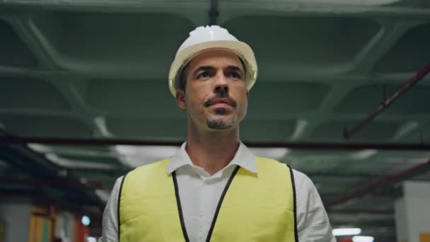 Kendine Güvenen Mühendis Otopark Teftişi Alanını Kapatıyor Sert Şapkalı Yakışıklı — Stok video