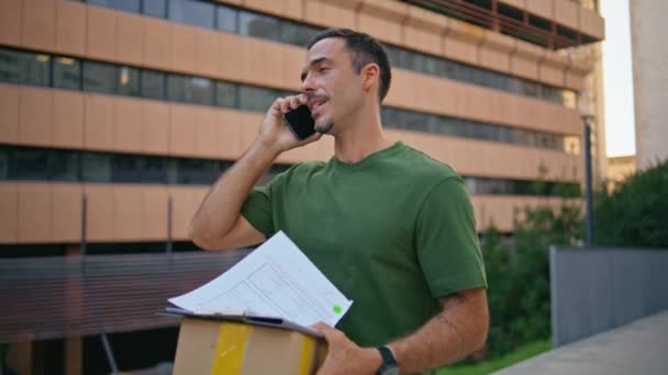 Posta Kuryesi Modern Mahallede Akıllı Telefonlardan Paket Teslimatından Bahsediyor Spanyol — Stok video
