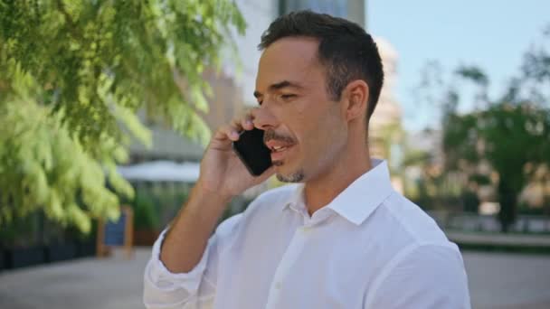 Diretor Confiante Chamando Telefone Celular Fundo Edifício Negócios Close Homem — Vídeo de Stock