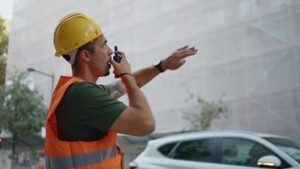 Hardhat Uomo Dando Istruzioni Lavoratori Che Utilizzano Walkie Talkie Cantiere — Video Stock
