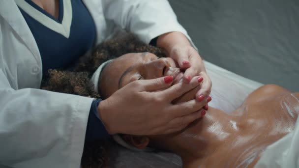 Dermatólogo Masaje Crema Hidratante Durante Primer Tratamiento Belleza Salón Desconocido — Vídeos de Stock