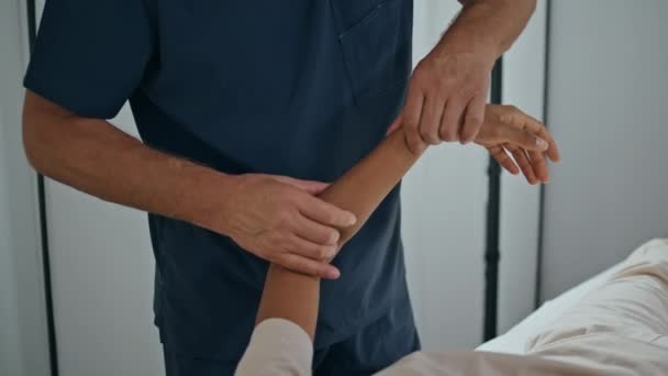 Fisioterapista Mani Massaggio Braccio Paziente Primo Piano Riabilitazione Uomo Medico — Video Stock